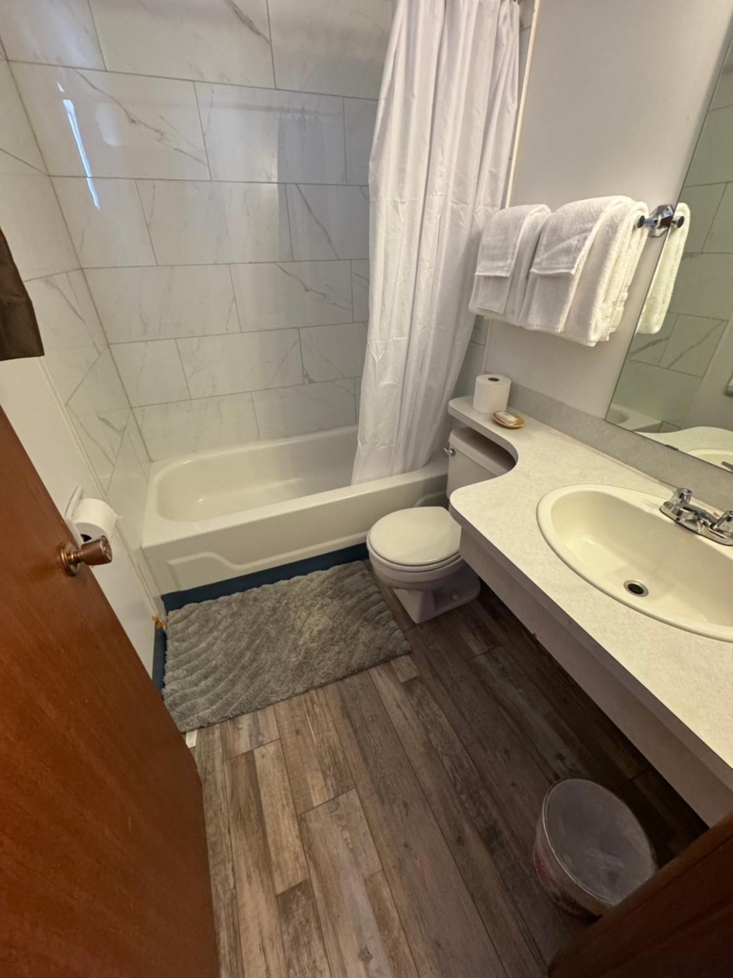 Motel Ace Crown Medicine Hat