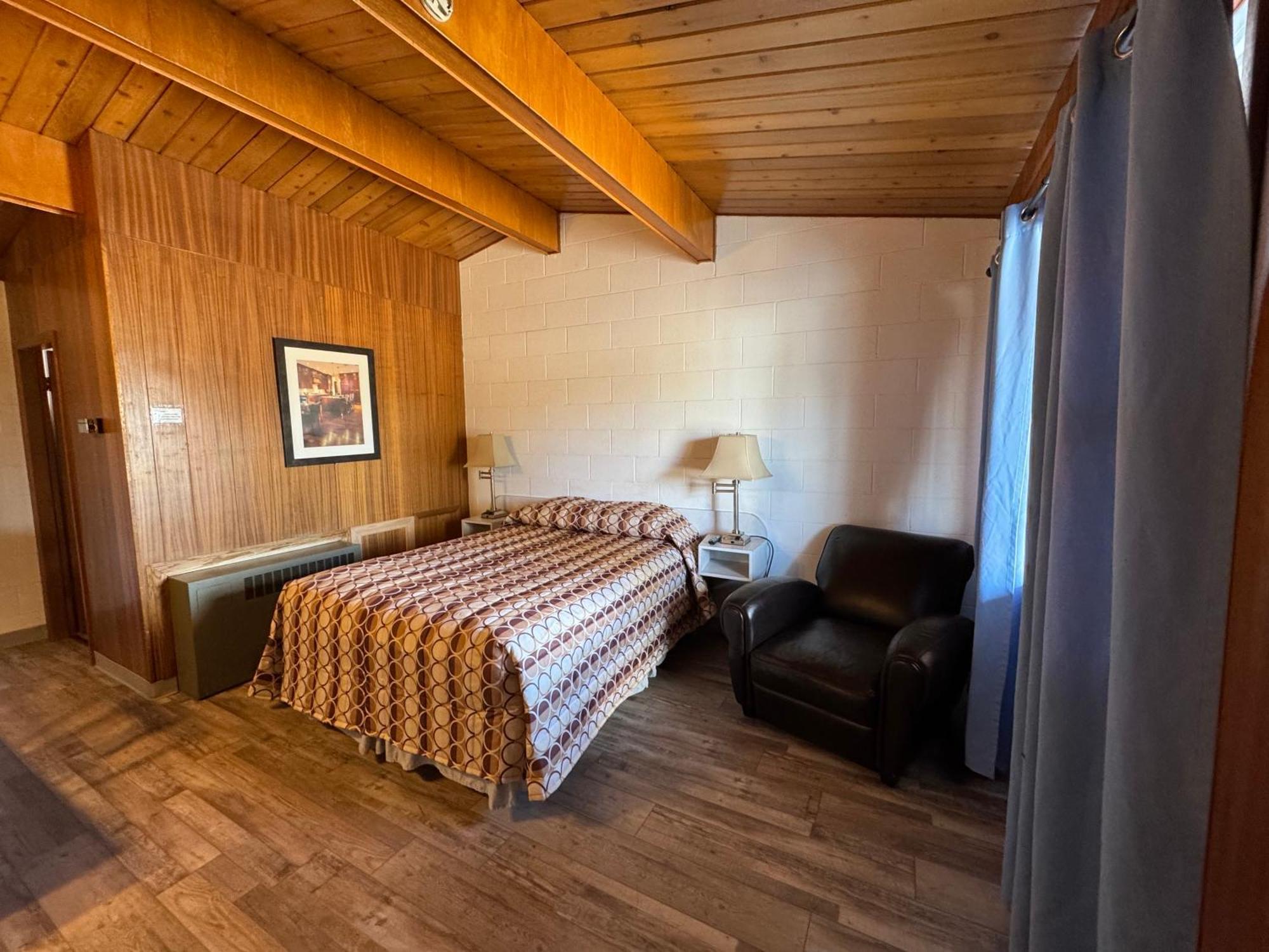 Motel Ace Crown Medicine Hat